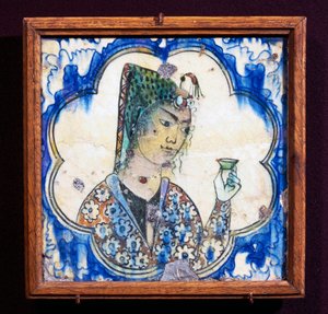 Kerámia csempe ábrázoló fiatal nő, kezében váza, perzsa civilizáció alkotó: Persian School