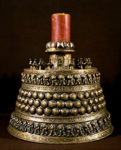 Iszlám művészet: bronz gyertyatartó ezüst berakással. A XII. századi perzsa művészet. Kairó, Iszlám Művészeti Múzeum alkotó: Persian School