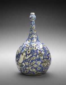 Karéjos palack figurával és virágokkal, 17. század közepe (fényes edény átlátszatlan fehér és kobaltkék mázzal) alkotó: Persian School