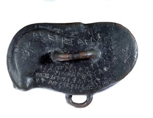 Fogadalmi súly bronzból, osszelet formájában, görög nyelvű dedikációval Didymusi Apollónnak, fogadalma a milétusi isten templomának. Routenid időszak. Zsuzsa helyén talált Darius I. zsákmánykénti jelentése. Párizs. Louvre múzeum alkotó: Persian School