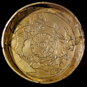 Föníciai művészet: aranytálal díszített királyi vadászjelenet. Ras Shamrából (Ugarit vagy Ougarit) a Kr.e. 14. századból. Átmérő 19 cm Párizs, Louvre Múzeum alkotó: Phoenician