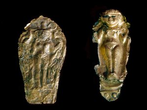Föníciai művészet: bal oldalon két arany szobrocska Ishtar (Inanna vagy Astarte) istennőt kalapál egy tányéron, jobb oldalon a termékenység istennője felemelt karokkal a szíriai Tink El Beida helyéről. 15. század – Kr.e. 12. század. Párizsi Louvre Múzeum