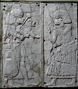 Föníciai civilizáció: elefántcsont alacsony domborművel díszített ágydísz, amely a királynak oroszlánt bemutató őrt ábrázol. Ugarit vagy Ugarit helyéről, az ősi szíriai idézet a Tell de Ras Shamra-n. Kr.e. 14. század. V 24 cm Damaszkusz, Nemzeti alkotó: Phoenician