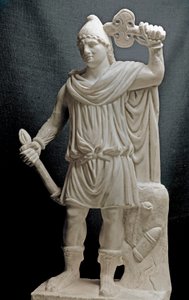 A föníciaiak civilizációja: Mithrász istensége fáklyát és kettős baltát tart kezében. Kr.u. 2. vagy 3. század. Márvány szobor. Homályos. 87 cm. Párizs, Louvre Múzeum