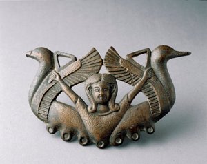 Föníciai művészet: Astarte istenség ábrázolása. Két felszálló madár veszi körül. Kr.e. 6. századi bronzszobor. Sevillából. Homályos. 16 cm Sevilla, Régészeti Múzeum alkotó: Phoenician School