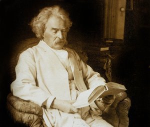 Mark Twain (Samuel Langhorne Clemens 1835-1910) amerikai író, itt olvas, c; 1910