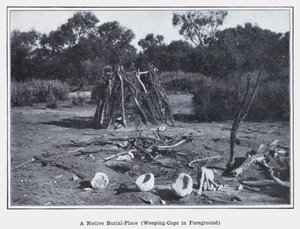 Egy bennszülött temetkezési hely, sírósapkák az előtérben (f/w fotó) alkotó: Photographer Australian