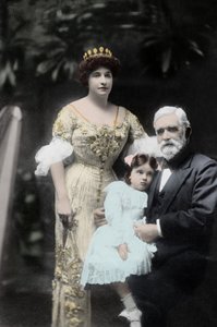 Az ausztrál énekesnő, Nellie (Nelly) Melba (1861-1931) édesapjával és egy ismeretlen kislányával. Melbourne, 20. század eleji fényképezés