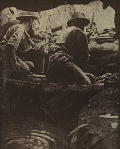 Ausztrál katonák egy vízzel teli puskagödörben, Sanananda, Új-Guinea, II alkotó: Photographer Australian