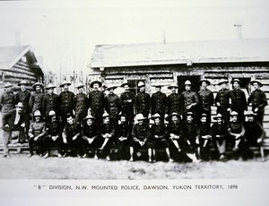 Az északnyugati lovasrendőrség „B” osztálya Dawsonban, Yukon Területen, az 1898-as aranyláz idején (f/w fotó)