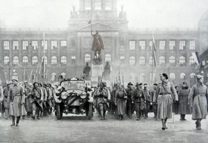 Cseh csapatok kísérik Thomas Masaryk elnököt Prágában, 1918. december 25-én (f/w fotó)