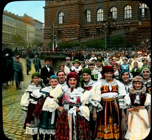 Fiatal nők népviseletben, Vencel tér, Prága, Csehszlovákia, 1921 körül (fotó)