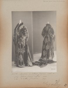Album oldal: House of Worth, Evening Coat alkotó: Photographer French
