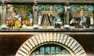 Az ajtó feletti fríz a borászati munka különböző szakaszait ábrázolja, Reims, rue de Mars, a Maison des Champagnes Veuve Clicquot (Clicquot-Ponsardin) bejárata (színes képeslap) alkotó: Photographer French