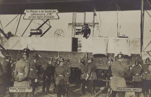 Egy tengerész a Zeppelin LZ III gondolájában a Tegel lőterén, Berlinben alkotó: Photographer German