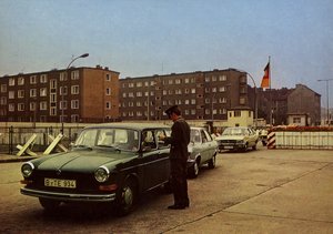 A Német Demokratikus Köztársaság kormánya és a Nyugat-Berlini Szenátus között létrejött megállapodás értelmében a látogatók .... (színes fotó) alkotó: Photographer German