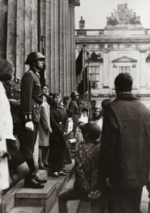 A fasizmus és militarizmus áldozatainak emlékművénél az Országos Néphadsereg katonái a béke és a szocializmus úttörőit tisztelik (f/w fotó) alkotó: Photographer German