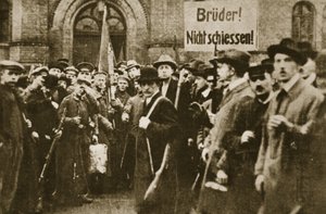 „Testvérek, ne lőj!”, tüntetés Berlinben, 1918. november (szépia fotó) alkotó: Photographer German