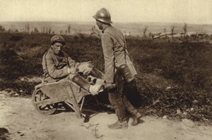 Elfogott francia katona, aki talicskán szállította sebesült társát, I. világháború alkotó: Photographer German