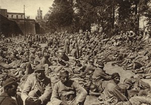 Gyűjtőpont a franciaországi laoni fellegvárban az első világháború német tavaszi offenzívájában elfogott francia foglyok számára alkotó: Photographer German