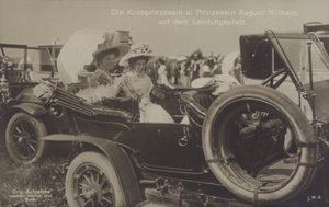 Cecilie koronahercegnő és August Wilhelm német hercegnő a Zeppelin leszállóhelyen (f/w fotó) alkotó: Photographer German