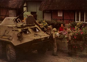 Pihenő közben menet közben az Országos Néphadsereg katonáit szívélyesen fogadják a lakosok (színes fotó) alkotó: Photographer German