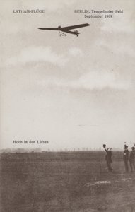 Hubert Latham francia repülős a Tempelhof repülőtér felett repül, Berlin, 1909. szeptember (f/w fotó) alkotó: Photographer German