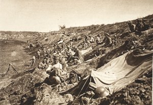 Német gyalogzászlóalj tartalék állásban, előrenyomulás közben Focsanitól északra, 1917. augusztus (f/w fotó) alkotó: Photographer German