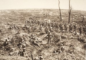 A német gyalogság átkel a Chemin des Dames felett, hogy kövesse a visszavonuló ellenséget, 1918. május 27. (f/w fotó) alkotó: Photographer German