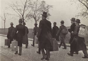 Német vasutasok, akiket kiutasítottak a Ruhr-vidékről, mert részt vettek a polgári engedetlenség hadjáratában a francia megszállás alatt, 1923. augusztus (f/w fotó) alkotó: Photographer German