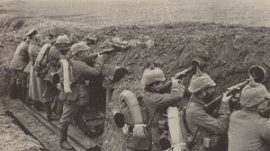 Német katonák a flandriai lövészárokban kis fadobozokból és csatornacsövekből lőtt kiskapukon keresztül (f/w fotó) alkotó: Photographer German