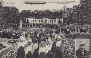 Graf Ferdinand von Zeppelin és léghajója LZ III Berlin felett (f/w fotó) alkotó: Photographer German
