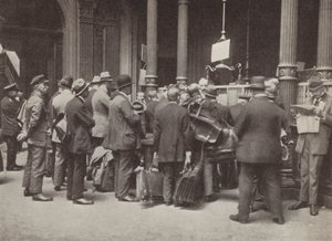 Hiperinfláció Weimaron Németországban: a nyilvánosság tagjai a berlini Reichsbank előtt sorban állnak bőröndökkel, hogy vigyék a pénzüket, 1923. július (f/w fotó) alkotó: Photographer German