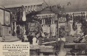 Johann Reiter, vonós hangszerek gyártója és javítója, Mittenwald, Bajorország (f/w fotó) alkotó: Photographer German