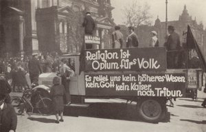 Teherautó kommunista jelszavakkal volt teleszórva a németországi Berlin utcáin alkotó: Photographer German