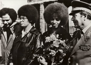 1972. szeptember 11-én a bátor amerikai kommunistát és polgárjogi védelmezőt, Angela Davist szeretettel fogadták a Német Demokratikus Köztársaság Nemzeti Népi Hadseregének katonái a Brandenburgi kapunál (f/w fotó) alkotó: Photographer German