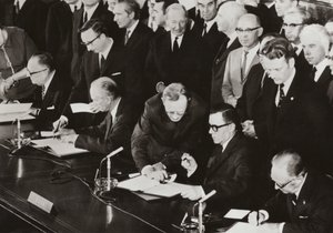 1972. június 3-án a Négy Hatalom külügyminiszterei aláírták a Nyugat-Berlinről szóló négyoldalú egyezmény záró jegyzőkönyvét a korábban a Szövetséges Ellenőrző Tanács által használt épületben Nyugat-Berlin amerikai szektorában (f/w fotó) alkotó: Photographer German