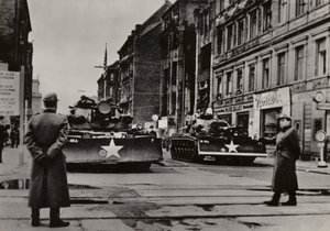 Különösen súlyos provokációk indultak 1961. október 24. és 28. között, amikor az erősen felfegyverzett amerikai katonák tankokkal támogatva ismételten megsértették a Német Demokratikus Köztársaság államhatárát (f/w fotó) alkotó: Photographer German