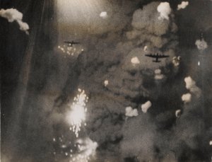 A fénykép, amikor a Royal Air Force Lancasters megtámadta Drezdát (f/w fotó) alkotó: Photographer German