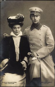 Cecilie hercegnő Vilmos herceggel, kabátban és kalapban alkotó: Photographer German