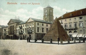 Városháza és piramis, Karlsruhe, Németország (színes fotó) alkotó: Photographer German