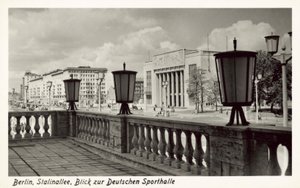 Kilátás a Deutsche Sporthalle-ra, Stalinallee, Kelet-Berlin, 1950-es évek (f/w fotó) alkotó: Photographer German