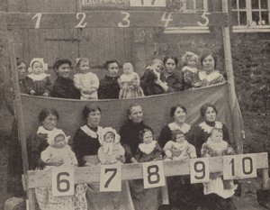 A megszállt észak-franciaországi nők és gyerekek egy német fényképen pózolnak (f/w fotó) alkotó: Photographer German