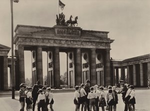 A Yong úttörők eljönnek a Brandenburgi kapuhoz, Berlin nevezetességéhez, hogy lássák barátaikat, a határőröket (f/w fotó) alkotó: Photographer German
