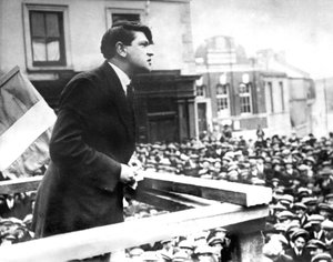 Utolsó fotó Michael Collins ír politikusról, a Skibereen Bizottság előtt tartott beszéde közben, 1922 márciusában (f/w fotó)