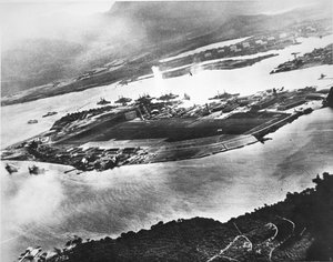 Ford Island és Battleship Row légifelvétele, Pearl Harbor, 1941. december 7. (f/w fotó) alkotó: Photographer Japanese