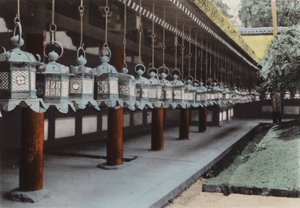 Japán, 1912 körül: Bronzlámpások a Kasuga templomban, Nara (fotó) alkotó: Photographer Japanese