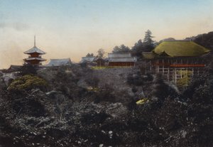 Japán, 1912 körül: A Kiyomizu-templom a szakadék szélén függő színpadáról és Kiotó városára nyíló 5-ös kilátásról híres (fotó) alkotó: Photographer Japanese
