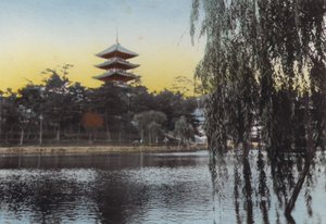 Japán, 1912 körül: Kilátás a narai pagodára a Sarusawa-tóról (fotó) alkotó: Photographer Japanese