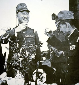 Terauchi és Hata japán tábornokok szakéval koccintottak a kínai Hsuchow elestével májusban alkotó: Photographer Japanese